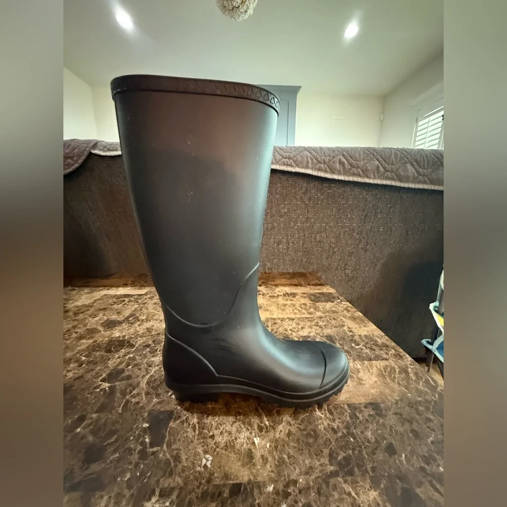 Ugg. Shelby Matte Rain boot. Black. Size 6.